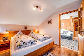 Wohnung 2 Schlafzimmer 1 mit Kleiderschrank und Balkonzugang